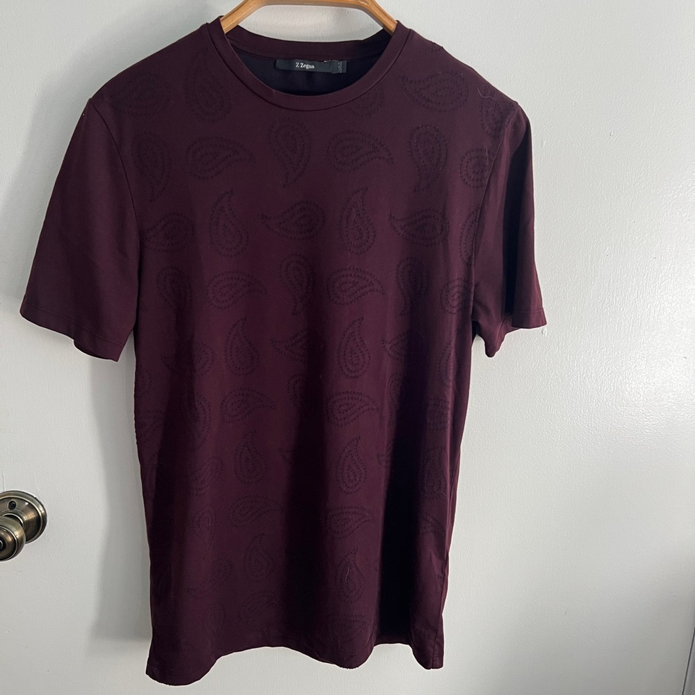 EUC Z Zegna burgundy crew neck t-shirt with paisley pattern